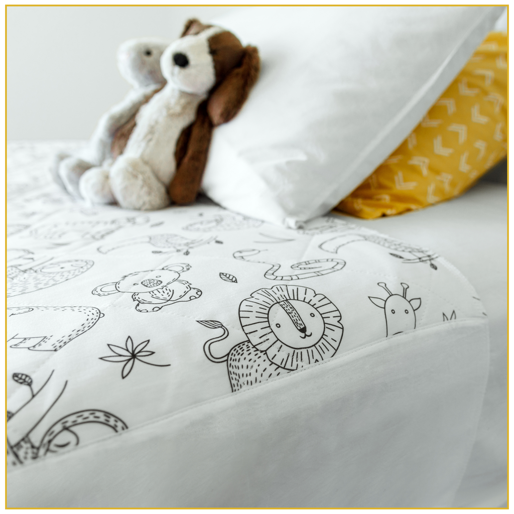 Protector de colchón absorbente de algodón con estampado animal, con solapas ocultas debajo del colchón.